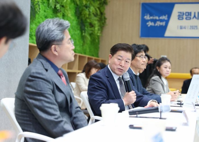 박승원 광명시장이 15일 오후 인생플러스센터 플러스강당에서 열린 ‘광명시 AI 시·산·학 협의체 킥오프’에 참석해 발언하고 있다.