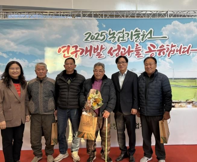 성후경 아산시쪽파연구회 회장(오른쪽 세 번째)과 회원들이 수상 후 김정규 아산시 농업기술센터 소장(오른쪽 두 번째) 등과 기념촬영을 하고 있다.