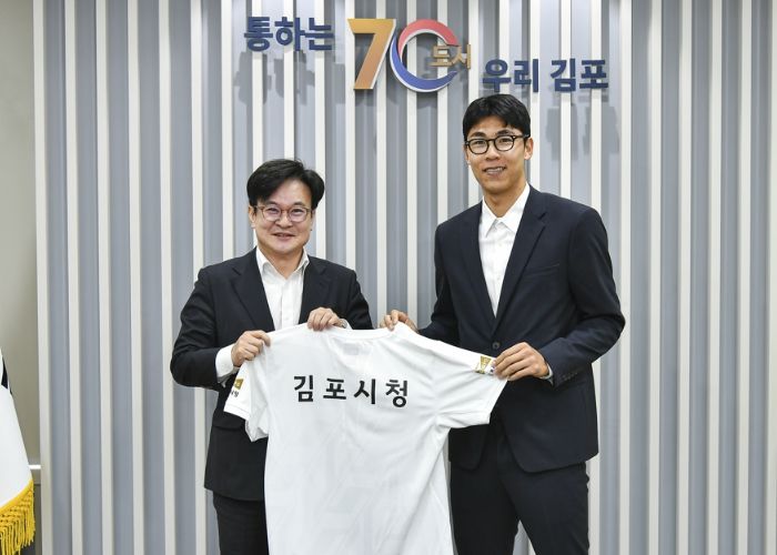 김병수 김포시장이 정현 선수의 김포시 테니스팀 입단을 환영하고 있다.