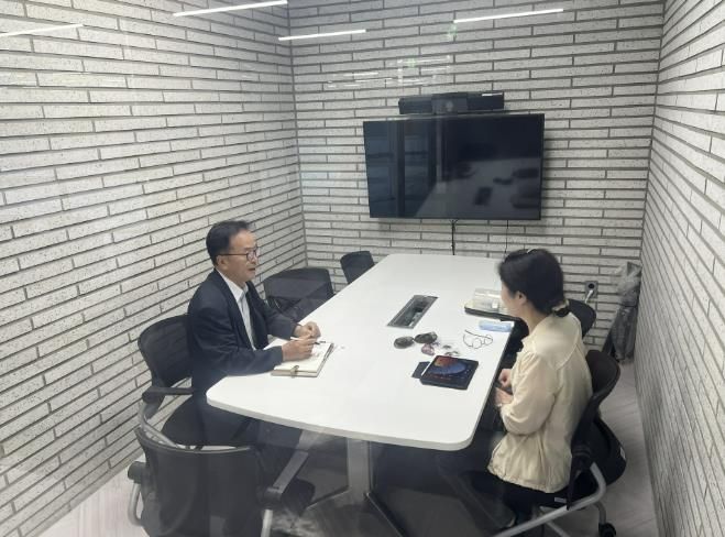 중소기업 애로상담센터 상담직원이 관내 업체를 방문해 상담을 진행하고 있다.