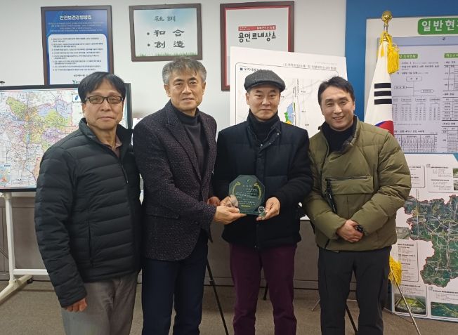 용인도시공사 모현복지회관, 지역 어르신들로부터 감사패 전달 받아