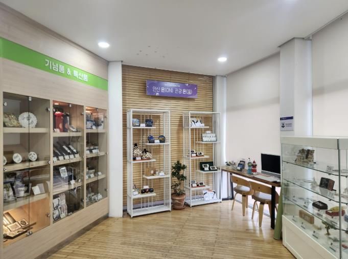 대부도 관광안내소 내 기념품샵 전경.