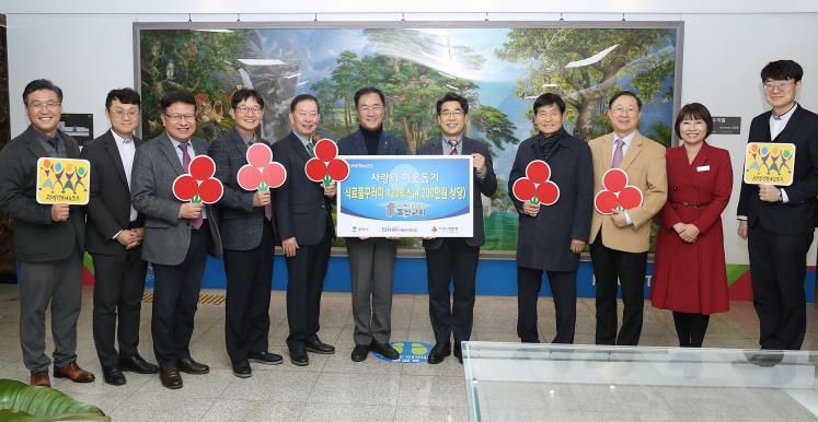 왼쪽부터 평택행복나눔본부 황성식 나눔국장, 동산교회 서평강 목사, 노승구 장로, 이종남 장로, 김흥로 장로, 평택시 정장선 시장, 동산교회 차성수 담임목사, 유상희 장로, 정건채 장로, 아동복지과 이혜정 과장, 동산교회 김은석 목사