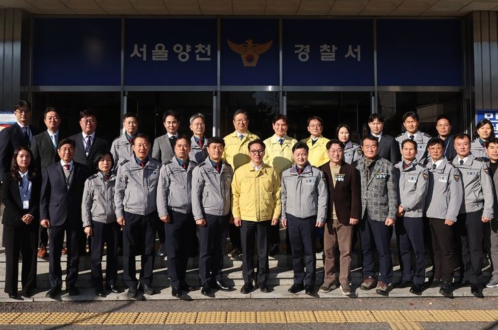 김민석 국무총리가 31일 양천구 양천경찰서를 방문, 경찰 관계자로부터 업무 현황 등을 보고 받고 근무자들을 격려하고 있다.