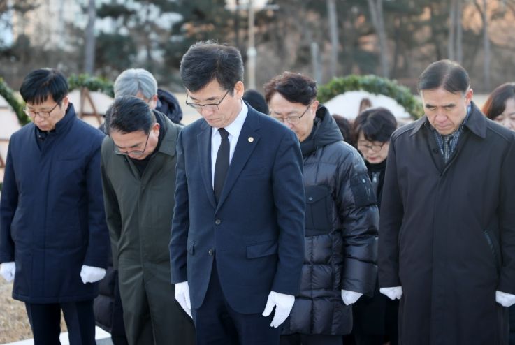 윤건영 교육감, 새해 맞이 충혼탑 신년 참배