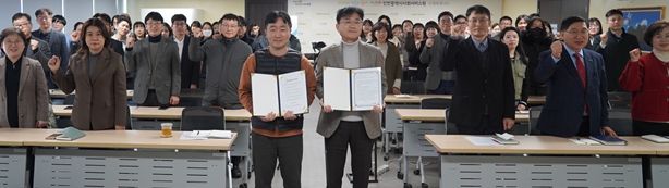 인천시사회서비스원은 지난 5일 2026년 시무식에서 인권경영 선포와 개인정보보호 선언을 하고 기념 촬영을 하고 있다.