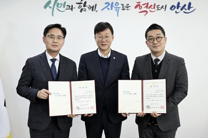 이민근 안산시장(가운데)이 13일 안산시청에서 안산시 고문변호사를 위촉하고 함께 기념촬영을 하고 있다