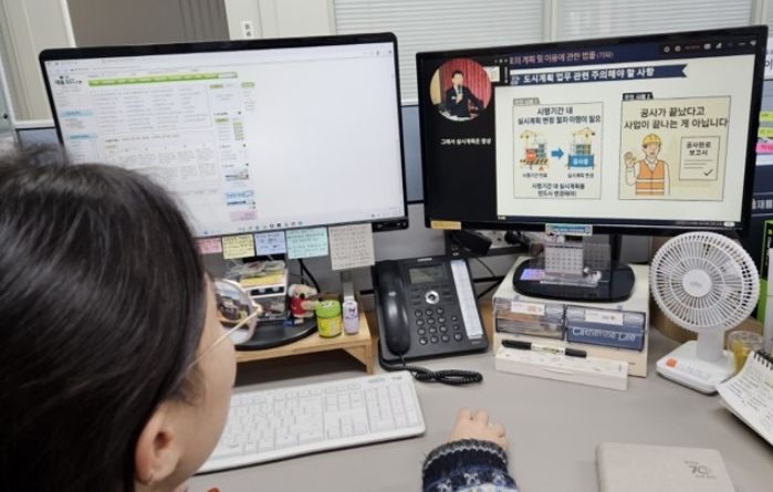 시스템을 이용하고 있는 사진