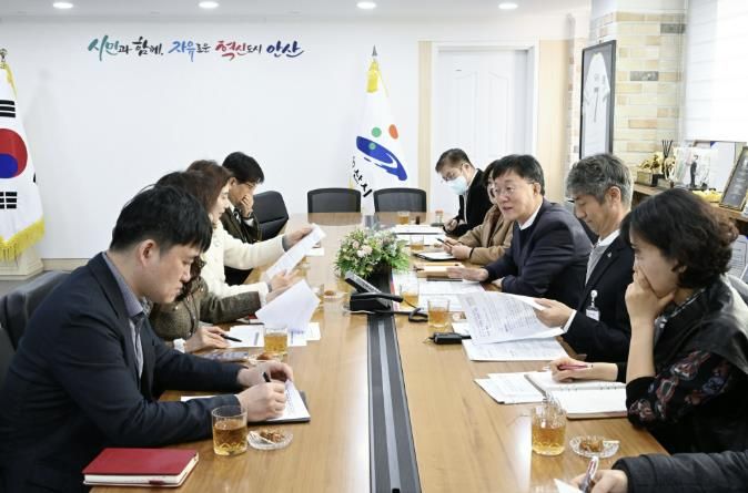 이민근 안산시장(오른쪽 세번째)이 14일 안산시청에서 '안산형 워킹스쿨버스' 도입 방안을 논의하기 위해 안산교육지원청 관계자들과 간담회를 진행하고 있다.