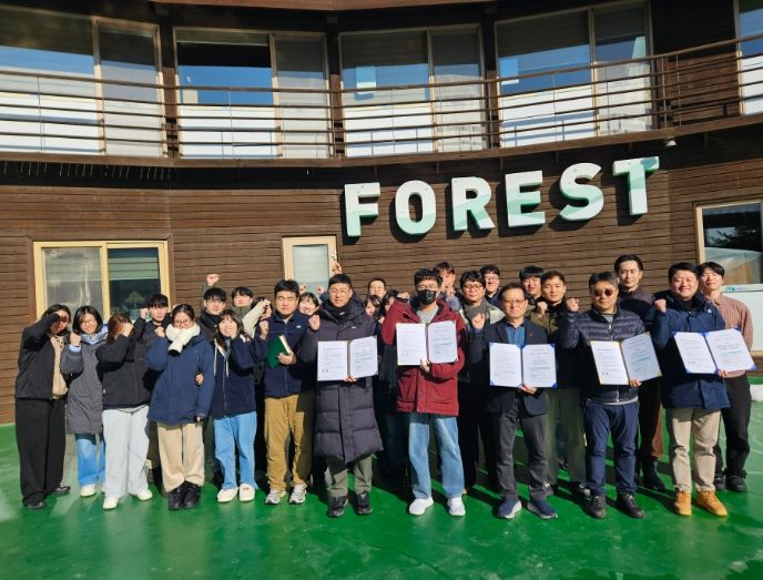국립횡성숲체원 직원들이 2026년 반부패·청렴 서약식에서 청렴한 공직사회 구현을 위해 솔선수범을 다짐하고 있다.