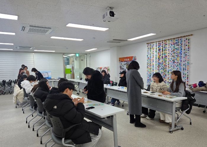 광명시 광명5동 청소년지도협의회는 26일 광명5동 행정복지센터에서 관내 청소년 20여 명과 함께 ‘손뜨개 카드지갑 만들기’ 체험 행사를 마쳤다.