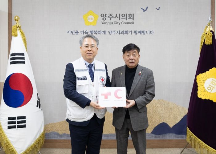 윤창철 양주시의회 의장이 2026년도 적십자 특별회비를 대한적십자사 경기도지사 우광호 사무처장에게 전달하고 있다.