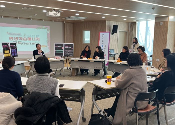 이현재 하남시장이 30일 개최된 평생학습매니저와의 차담회에서 격려의 말을 전하고 있다.