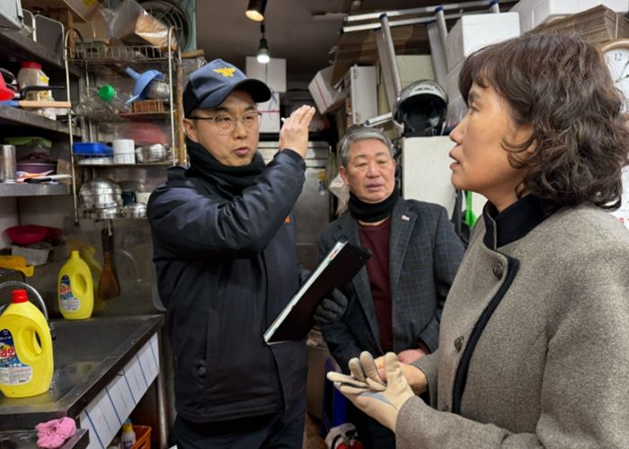 최혜민 광명시 부시장(사진 오른쪽)이 2일 광명전통시장 유관기관 합동 안전점검에 나서 안전 점검을 하고 있다.