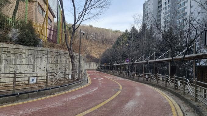 용인특례시 수지구 성복초·중학교 진입도로에 자동염수분사장치 설치가 완료돼 2월부터 가동을 시작했다