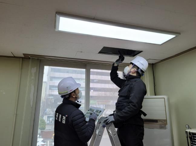 안산도시공사 직원이 ‘안전두드림’ 시설 안전점검을 진행하고 있다.(사진=안산도시공사 제공)