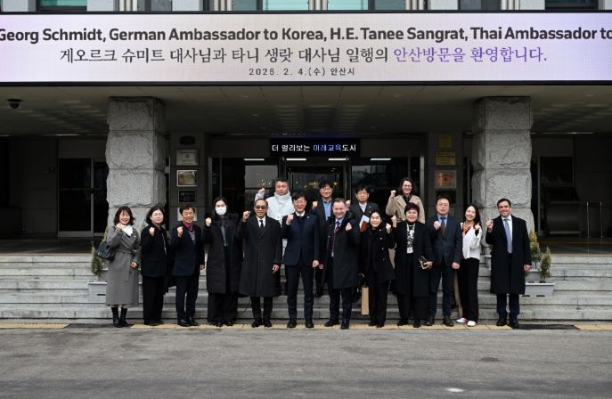 4일 안산시를 공식 방문한 게오르크 슈미트 주한 독일 대사, 타니 생랏 주한 태국대사 등과 양국 기업 대표단이 파이팅을 외치며 기념 촬영을 진행 하고 있다.