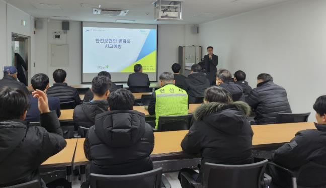 11일 상하수도사업소 회의실에서 '하수도 작업 현장 안전사고 예방 교육'이 진행중이다.