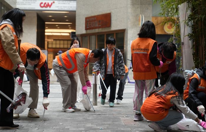 2025년 4월, 미사 문화의 거리에서 진행된 ‘미라클 줍모닝’환경정화 활동에서 자원봉사자들이 거리 곳곳의 쓰레기를 수거하며 시민들에게 생활 속 환경보호 실천의 중요성을 알리고, 깨끗한 도시 환경 조성을 위한 참여 분위기 확산에 힘쓰고 있다.