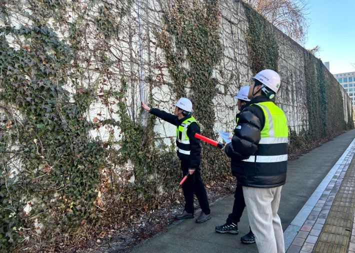 1. 정지석 천안시 서북구 건설과장이 해빙기 대비 안전점검을 실시하고 있다.