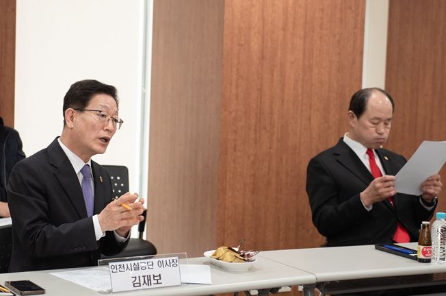 인천시설공단 김재보 이사장은 지난 26일 강화고인돌체육관을 방문해 시민 의견 수렴을 비롯하여, 인천광역시의회 윤재상 의원(문화복지위원회)과 강화군청 등 관계기관과의 협의를 진행했다.