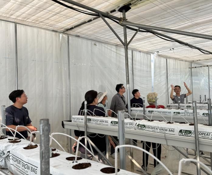 천안시농업기술센터가 스마트팜 운영 현장에서 컨설팅을 진행하고 있다.