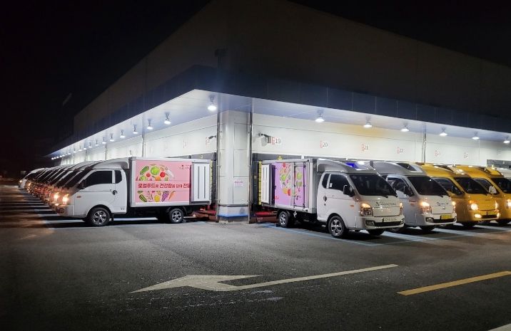 아산시먹거리재단 학교급식지원센터 새학기 식재료 배송차량 출발 사진