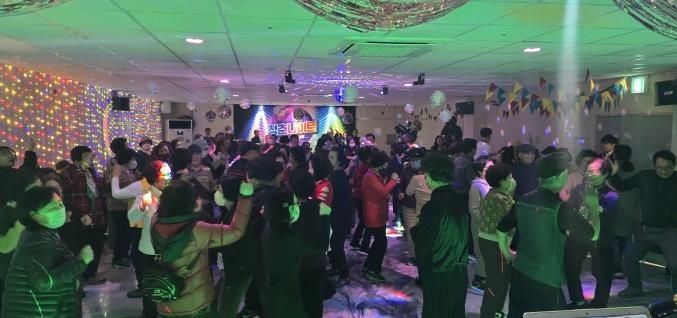 다시 춤추는 청춘... 충주시노인복지관 청춘나이트 재개