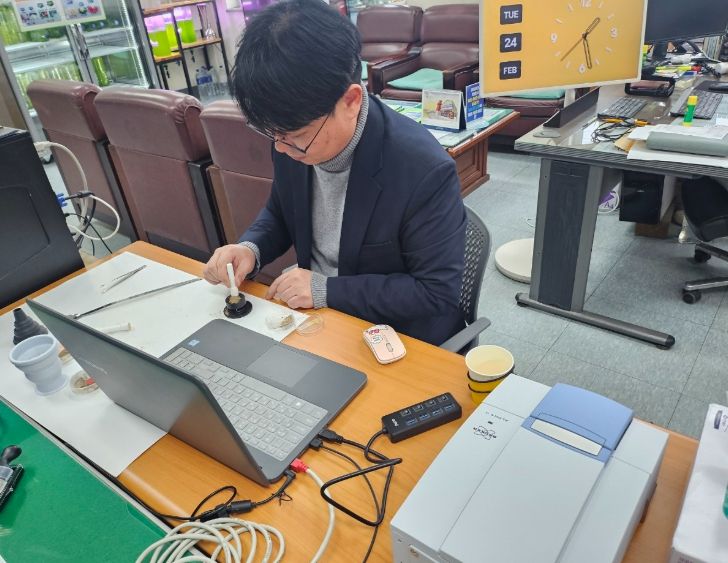 1. 천안시농업기술센터가 AI 기반 신속토양분석을 하고 있다.