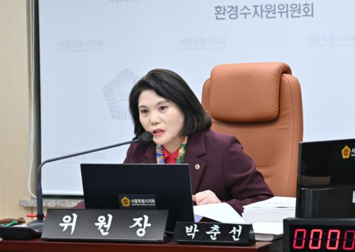 상임위 회의에서 발언하는 박춘선 부위원장