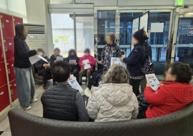 시흥도시공사, 국민체육센터 어르신 대상 ‘무인 단말기 이용’ 교육 실시