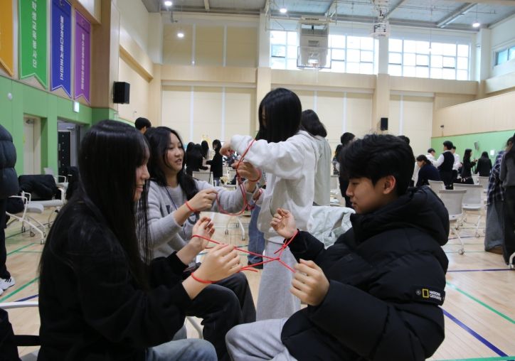 지난 14일 천안시청소년복합커뮤니티센터 체육관에서 열린 ‘2026년 참여·자치기구 연합발대식’에 참석한 청소년들이 활동 다짐을 담은 선서를 하고 있다.