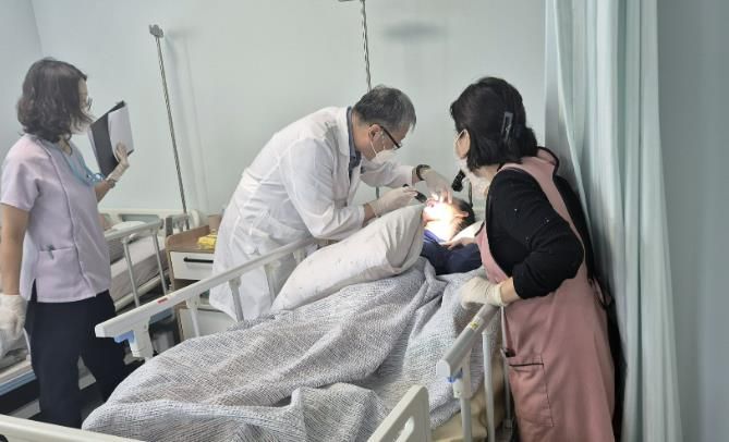 과천시가 시립요양원 입소자를 대상으로 구강검진을 하는 모습