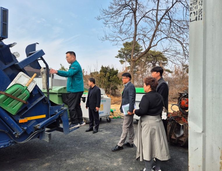 윤석훈 천안시 농업환경국장 등이 16일 관내 생활폐기물 수거 대행업체를 방문해 운영 실태를 점검하고 있다.