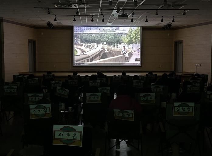 충주시, 어르신 영화 상영 프로그램 ‘청춘극장’ 18일부터 재개