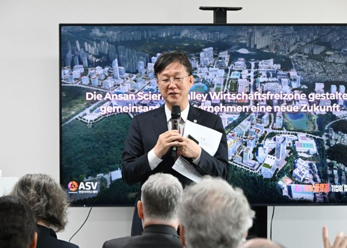 이민근 안산시장이 17일 안산사이언스밸리지구에 입주한 로봇기업 에이로봇 본사에서 주한독일대사관 관계자와 독일 산업계 대표단에게 경제자유구역 ASV지구의 투자유치 인센티브에 대해 설명하고 있다.